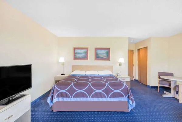 Super 8 by Wyndham Canandaigua 4