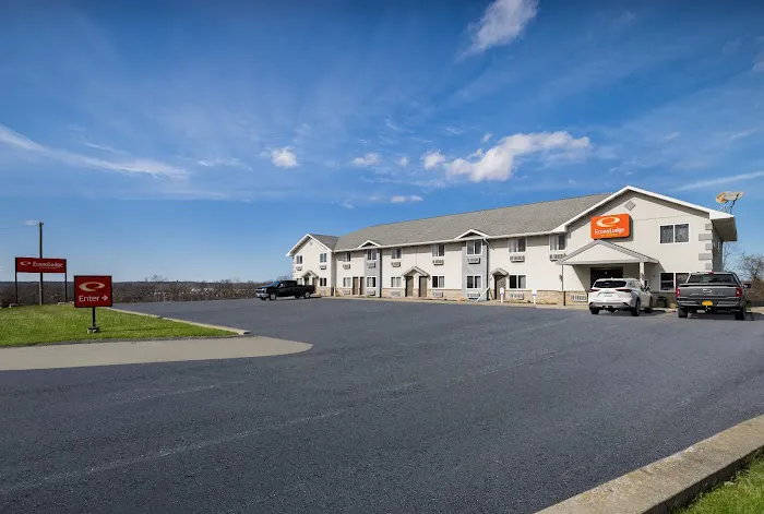 Econo Lodge Inn & Suites 4