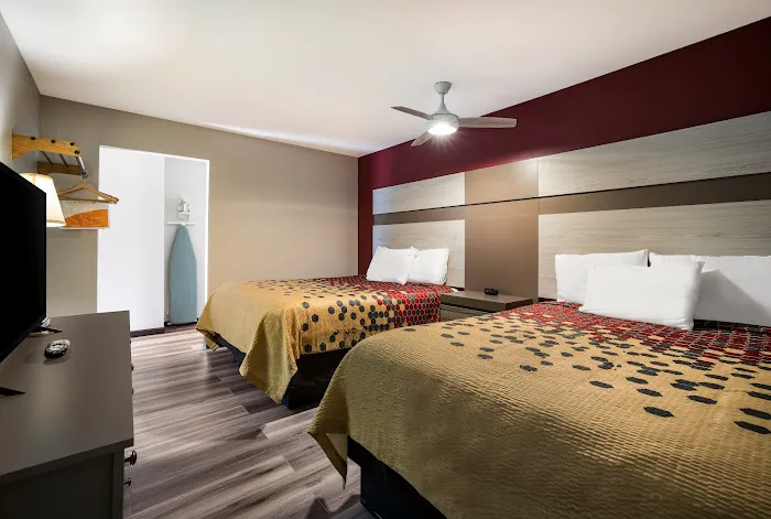 Econo Lodge Inn & Suites 4