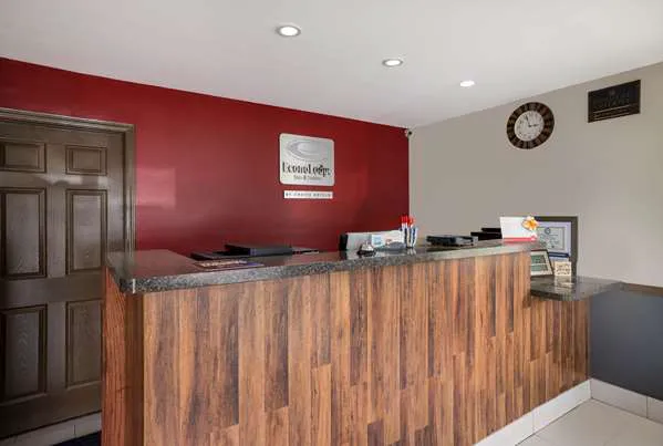 Econo Lodge Inn & Suites 4