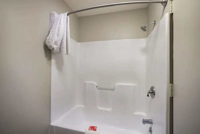 Econo Lodge Inn & Suites 4