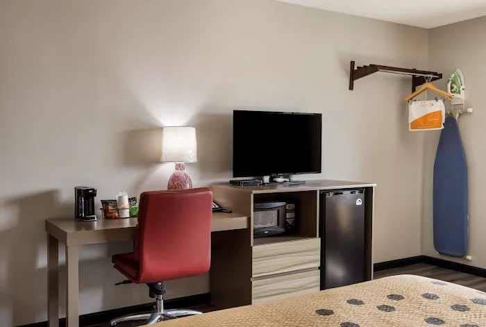 Econo Lodge Inn & Suites 4