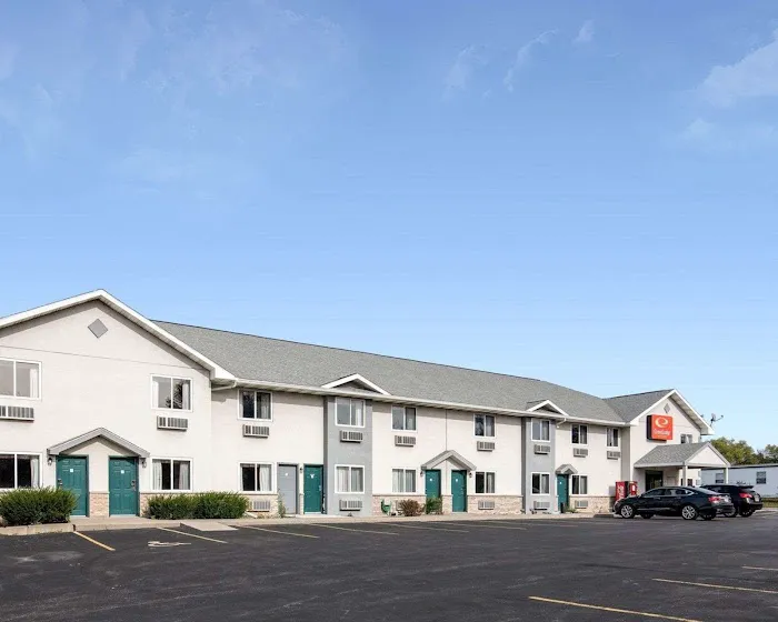 Econo Lodge Inn & Suites 4