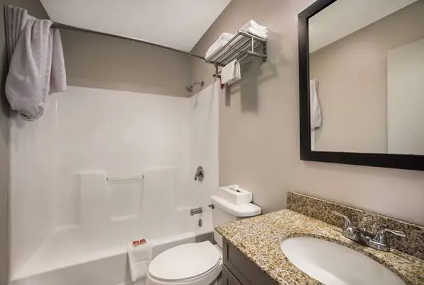Econo Lodge Inn & Suites 4