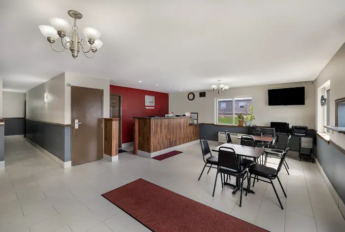 Econo Lodge Inn & Suites 4