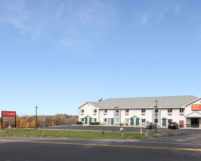 Econo Lodge Inn & Suites 4
