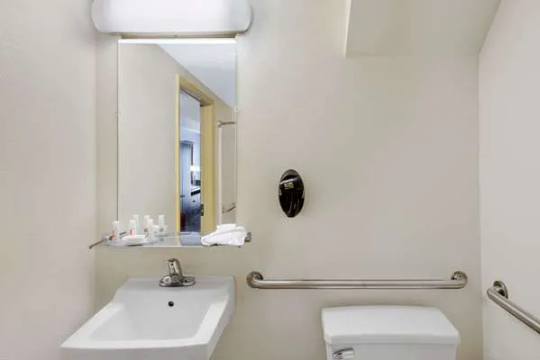 Days Inn by Wyndham Geneva/Finger Lakes 4