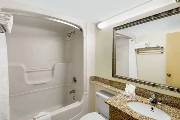 Days Inn by Wyndham Geneva/Finger Lakes 4