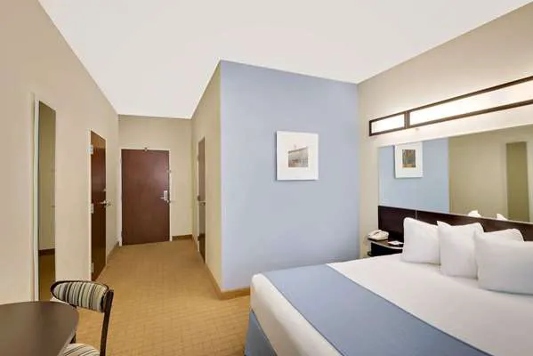 Microtel Inn & Suites by Wyndham Geneva 4