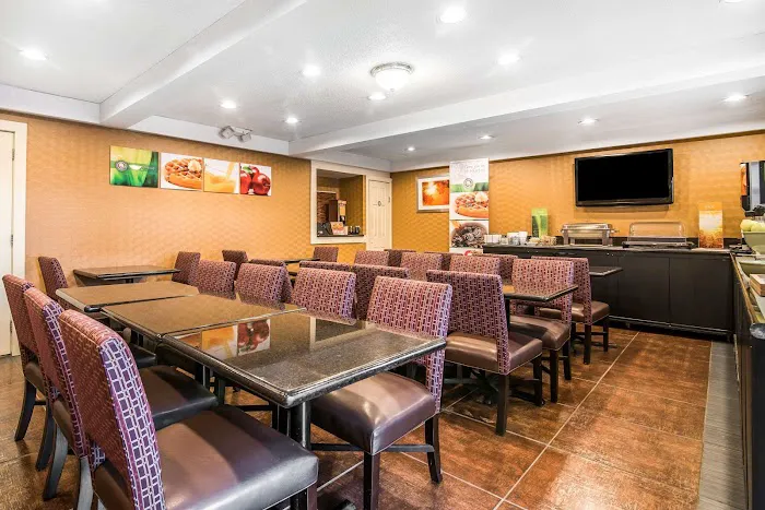 Quality Inn 4