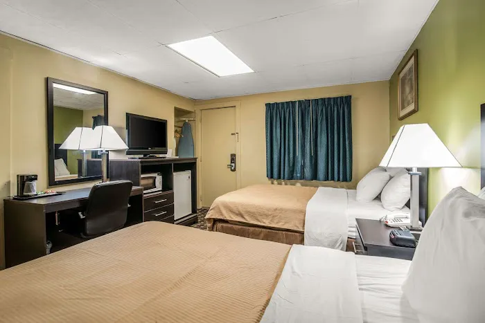 Rodeway Inn 4