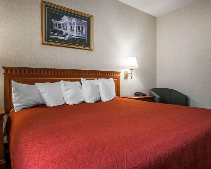 Econo Lodge Glens Falls / Lake George 4