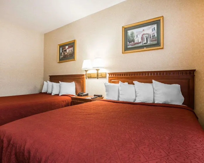 Econo Lodge Glens Falls / Lake George 4