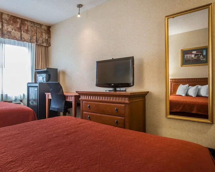 Econo Lodge Glens Falls / Lake George 4