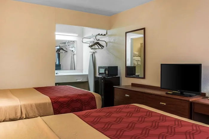 Econo Lodge 4