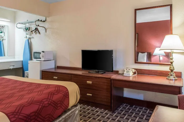 Econo Lodge 4