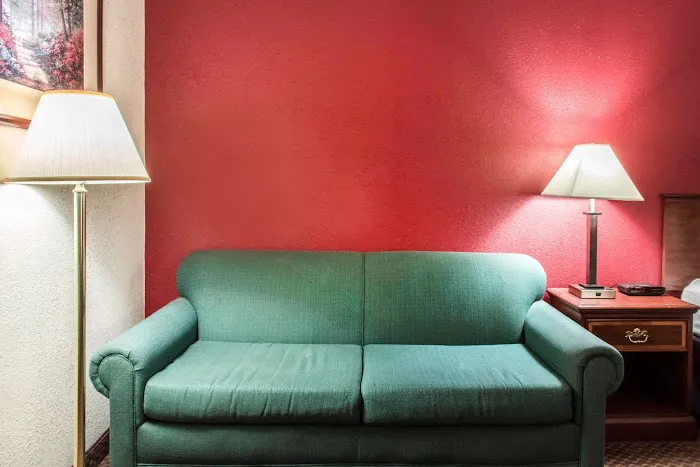 Econo Lodge 4