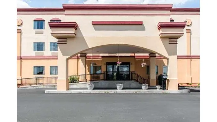 Econo Lodge 4