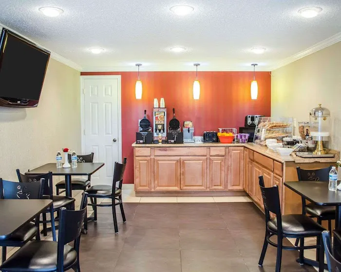 Rodeway Inn 4