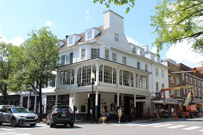 Hotel State College & Co 4