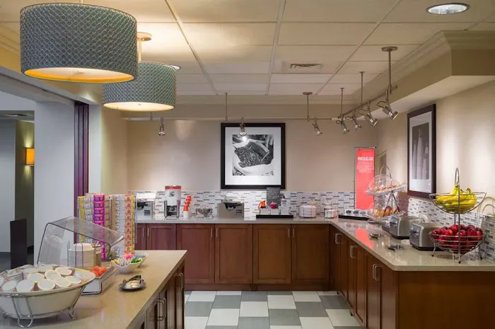 Hampton Inn & Suites State College at Williamsburg Square 4