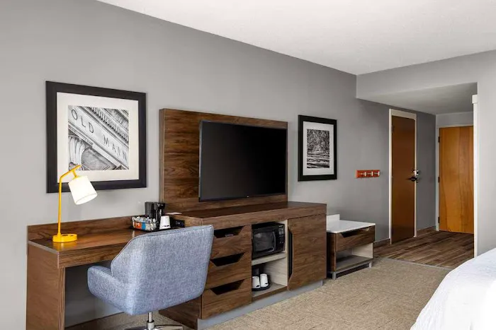 Hampton Inn & Suites State College at Williamsburg Square 4