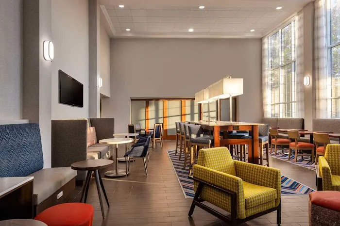 Hampton Inn & Suites State College at Williamsburg Square 4