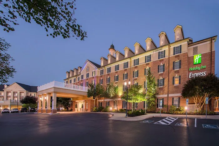 Holiday Inn Express State College @Williamsburg Square by IHG 4