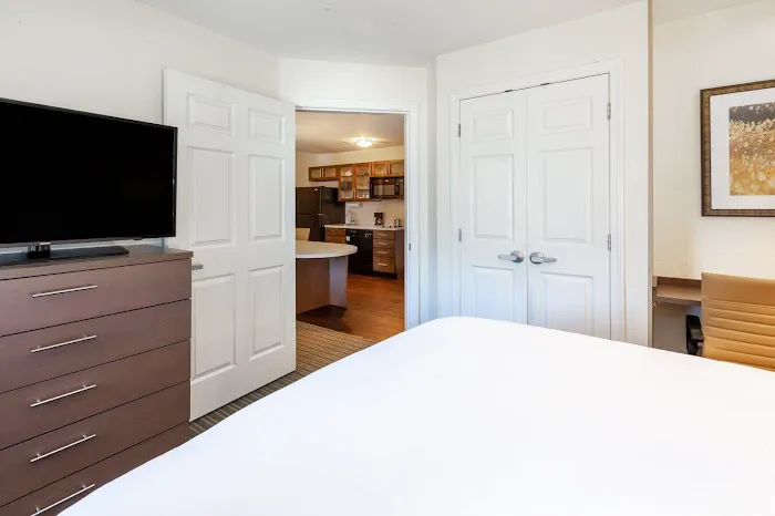 Candlewood Suites West Springfield by IHG 4