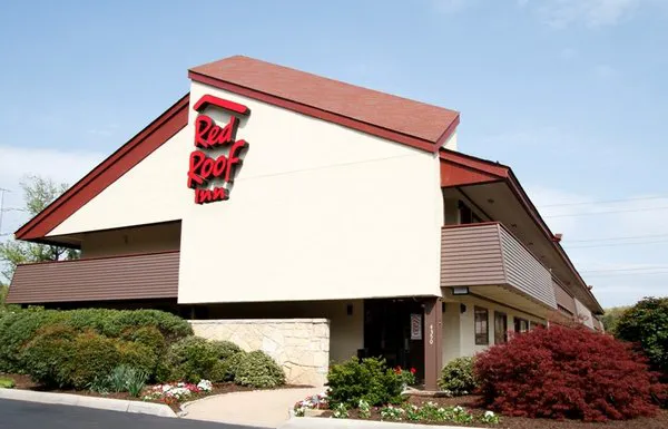 Red Roof PLUS+ & Suites Guilford 4