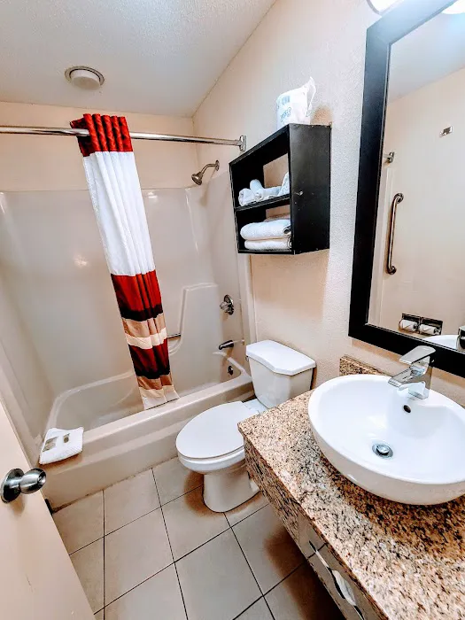 Red Roof PLUS+ & Suites Guilford 4