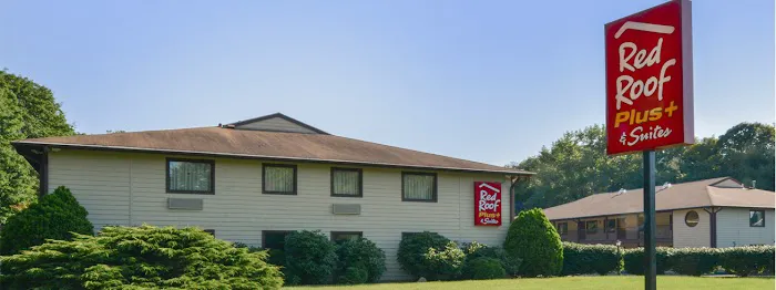 Red Roof PLUS+ & Suites Guilford 4