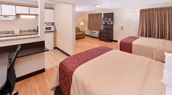 Red Roof PLUS+ & Suites Guilford 4