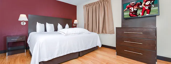 Red Roof PLUS+ & Suites Guilford 4