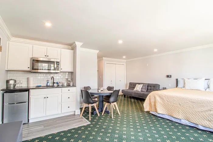 The Niantic Inn 5