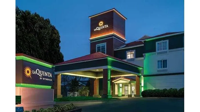 La Quinta Inn & Suites by Wyndham Latham Albany Airport 4