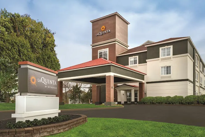 La Quinta Inn & Suites by Wyndham Latham Albany Airport 4