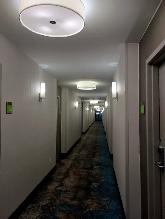 La Quinta Inn & Suites by Wyndham Latham Albany Airport 4