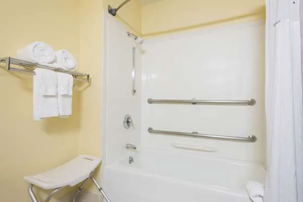 Days Inn by Wyndham Greenfield 4