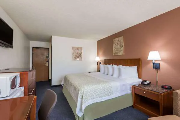 Days Inn by Wyndham Greenfield 4