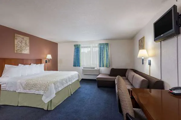 Days Inn by Wyndham Greenfield 4