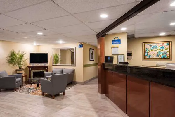 Days Inn by Wyndham Greenfield 4