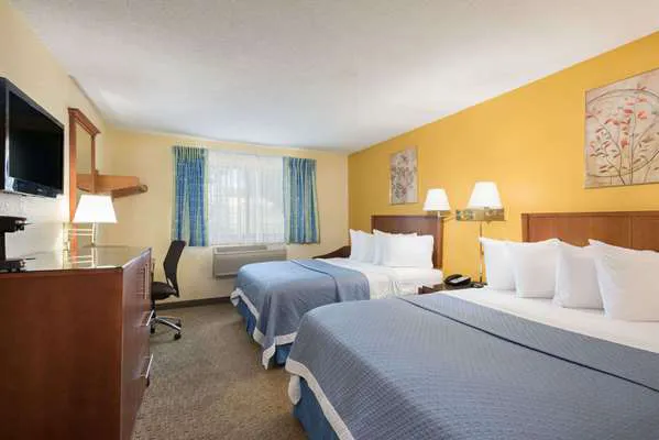 Days Inn by Wyndham Greenfield 4