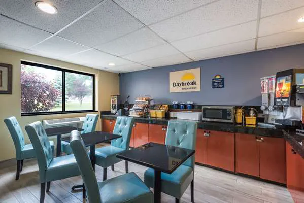 Days Inn by Wyndham Greenfield 4