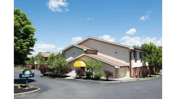 Days Inn by Wyndham Greenfield 4