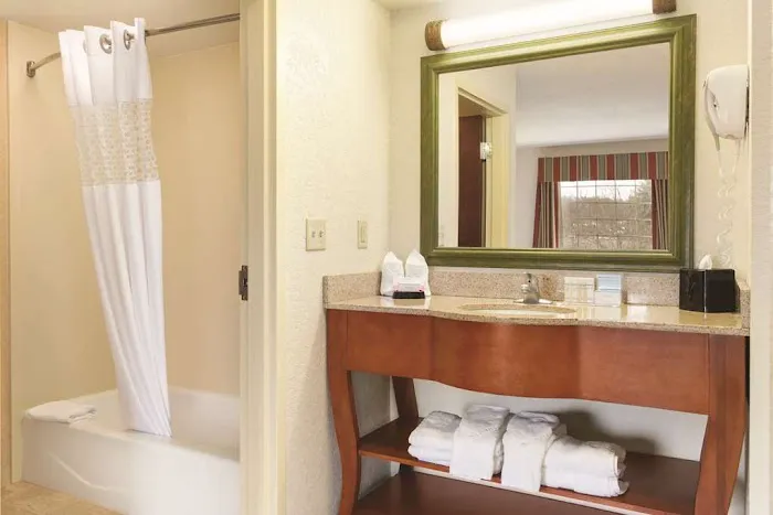 Hampton Inn & Suites Greenfield 4
