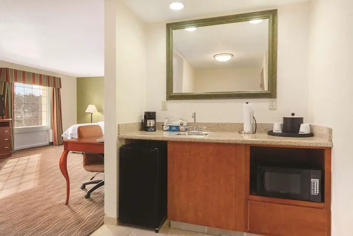 Hampton Inn & Suites Greenfield 4