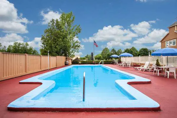 Travelodge by Wyndham South Burlington 4