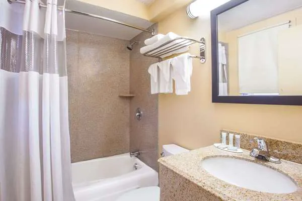 Travelodge by Wyndham South Burlington 4