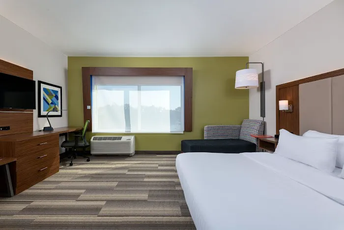Holiday Inn Express & Suites Queensbury - Lake George Area by IHG 4